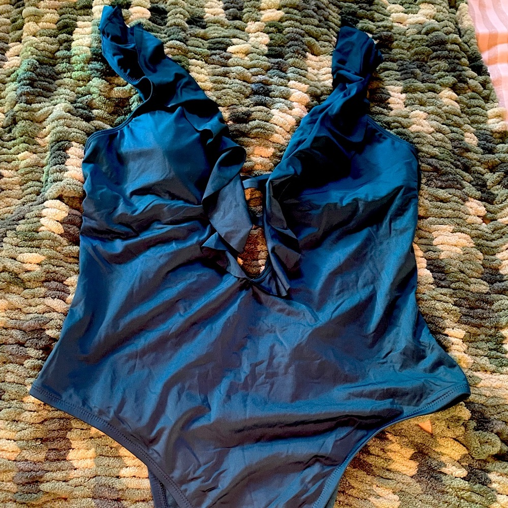 XL low-cut one-piece swimsuit